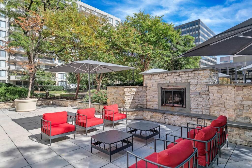 Modern Apartment At Crystal City Arlington Exterior photo