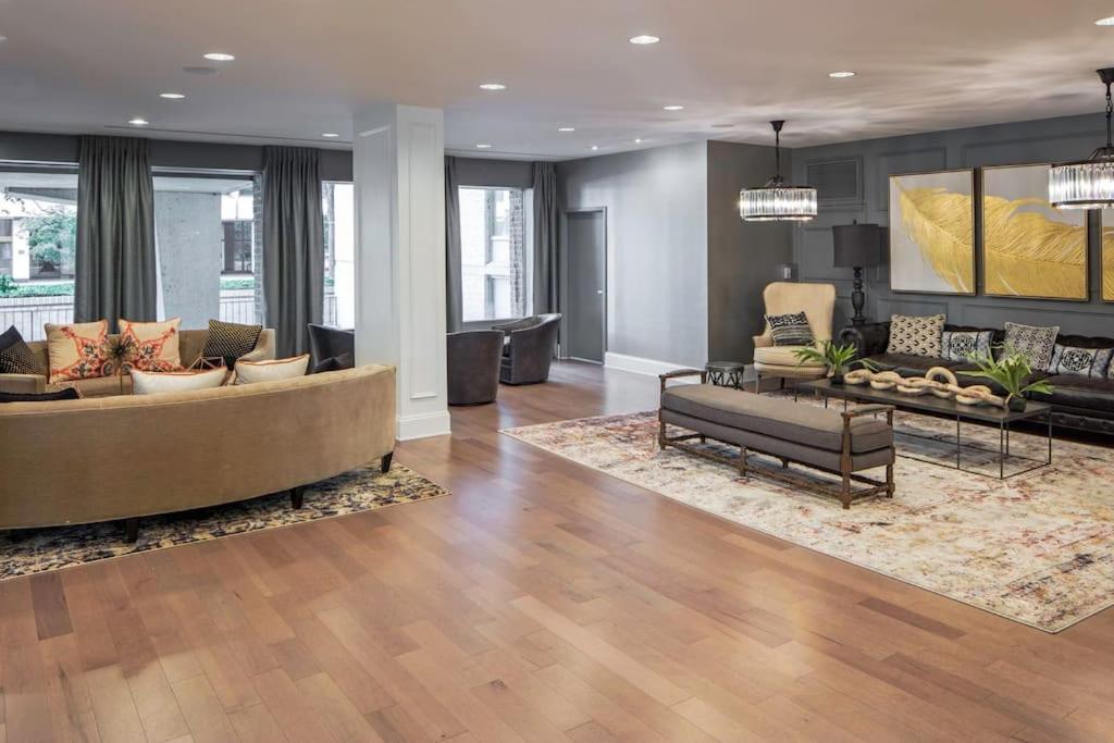Modern Apartment At Crystal City Arlington Exterior photo