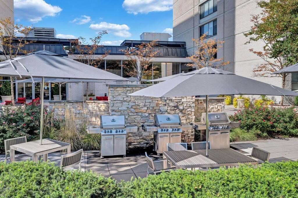Modern Apartment At Crystal City Arlington Exterior photo