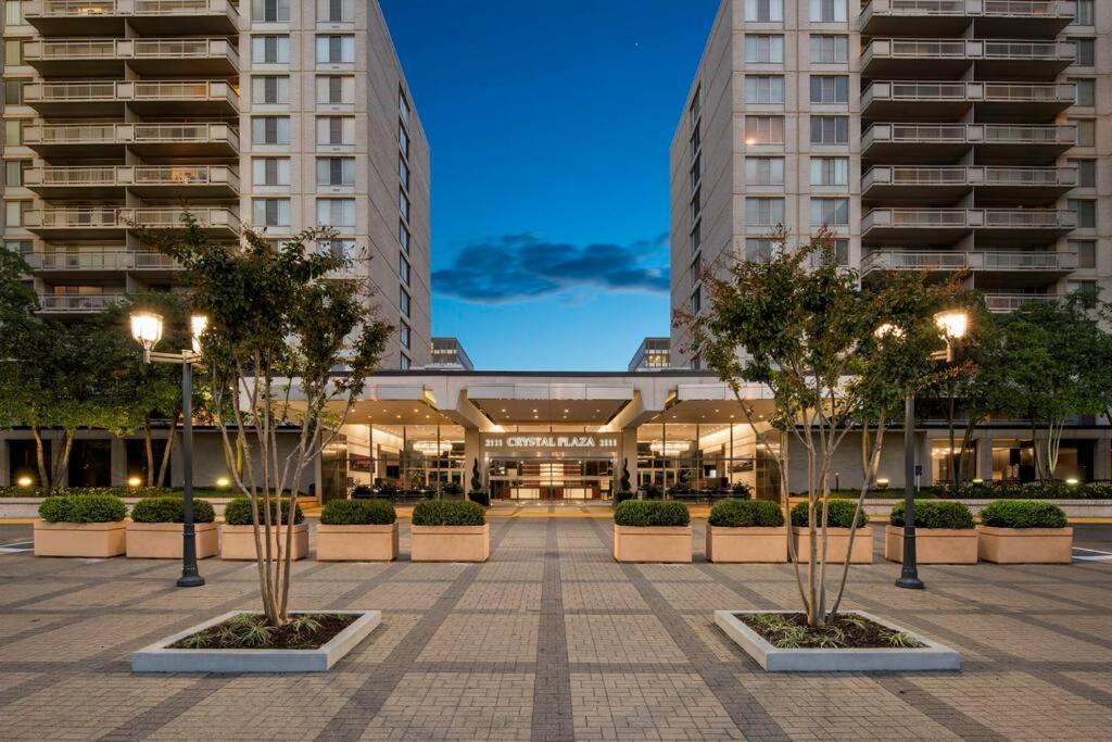 Modern Apartment At Crystal City Arlington Exterior photo