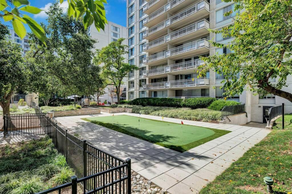 Modern Apartment At Crystal City Arlington Exterior photo