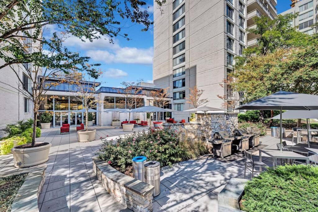Modern Apartment At Crystal City Arlington Exterior photo