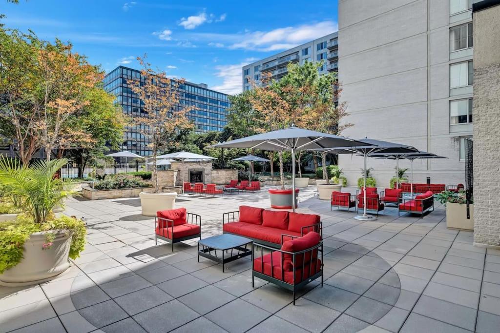 Modern Apartment At Crystal City Arlington Exterior photo